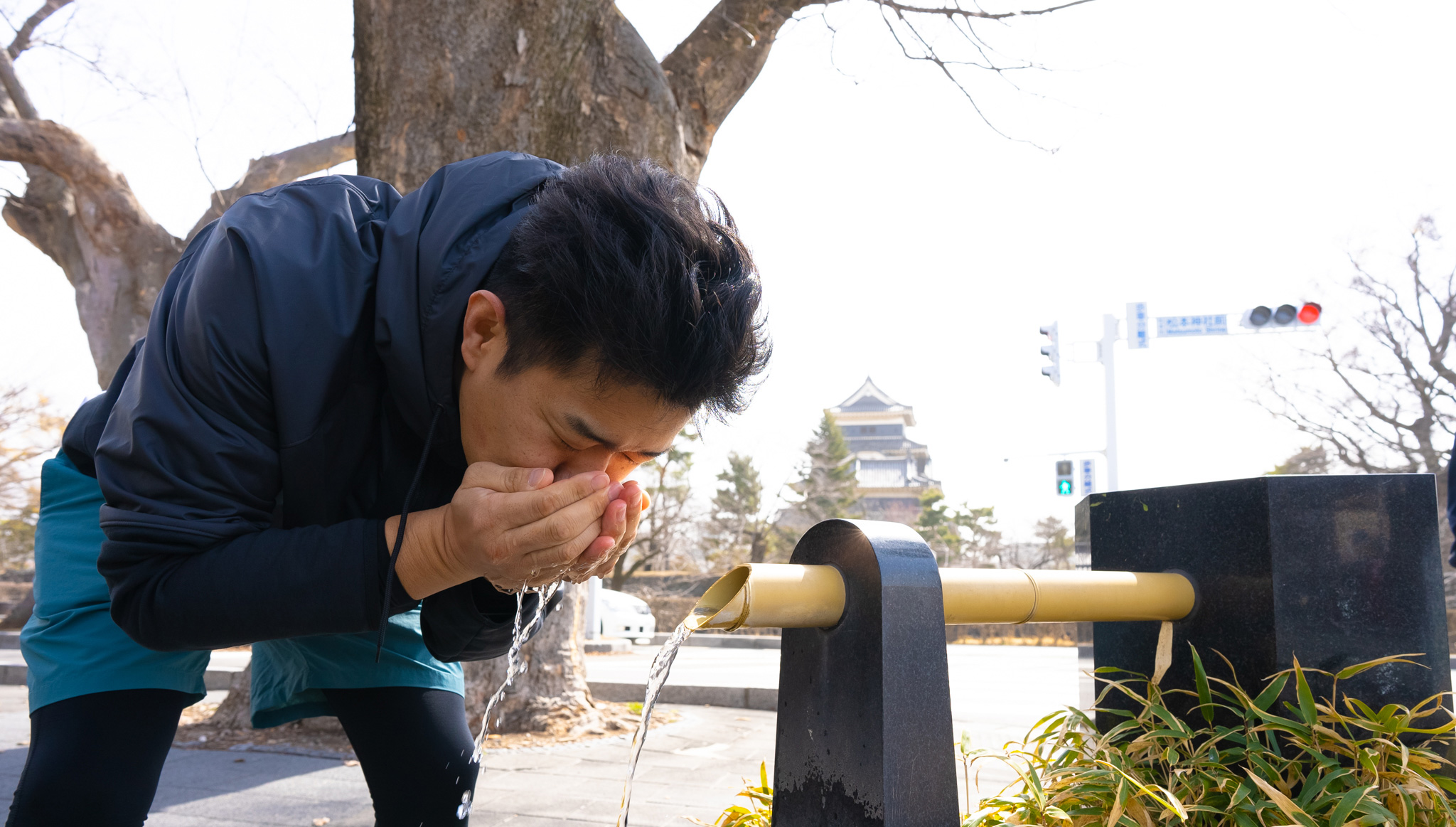 松本神社前井戸で水を飲む様子